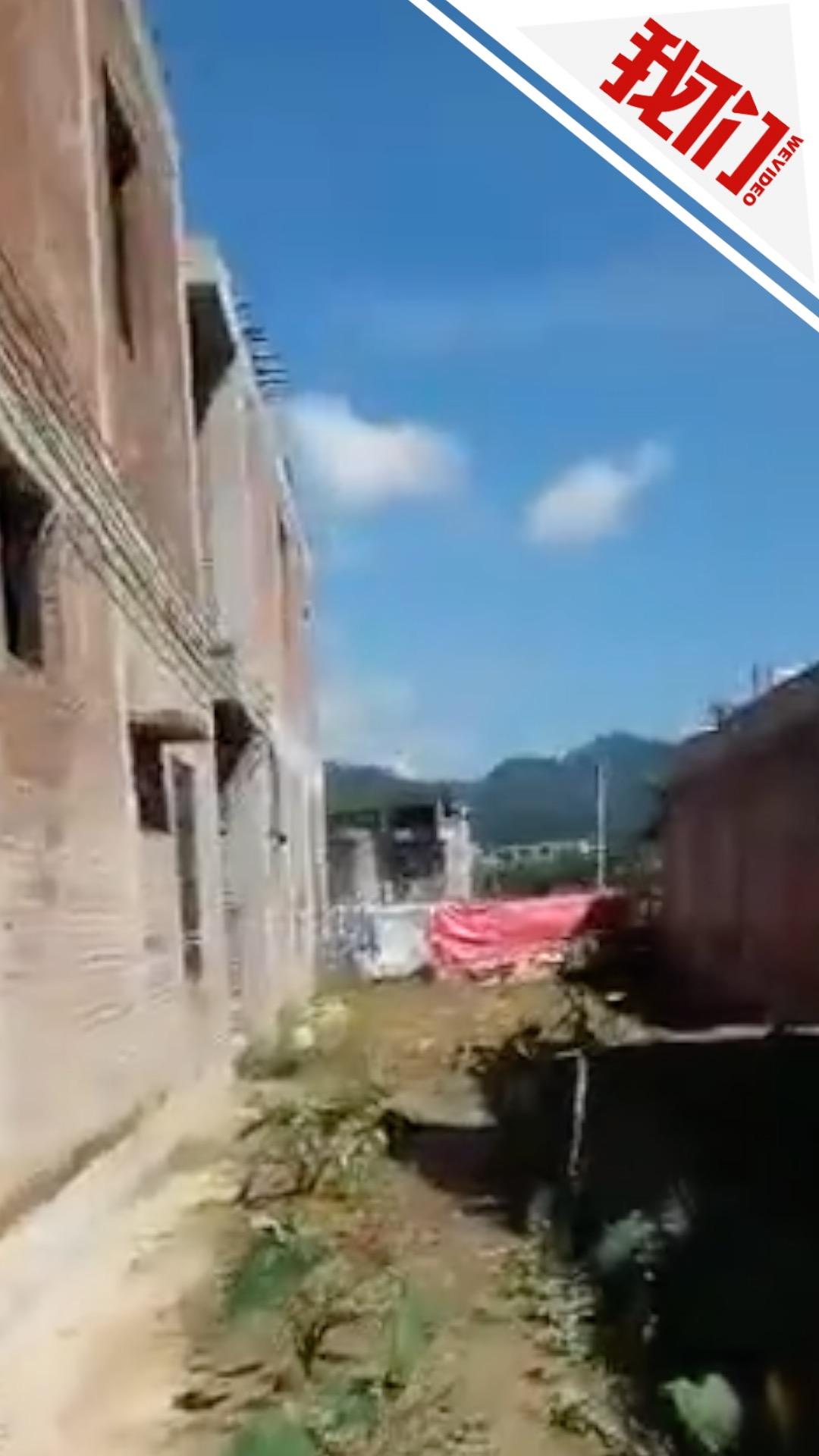 广东肇庆怀集县蓝钟镇政府干部到佛甘村动员违建户自行拆除违章建筑时