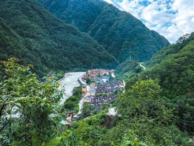 7月27日,站在山头俯瞰独龙江乡.